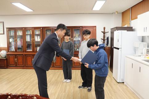 졸업생 공로상 및 장학금 수여 
